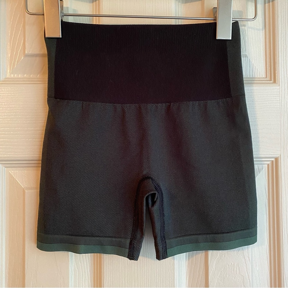 NWOT Outdoor Voices SeamlessSmooth 4" Short in Evergreen, Size XS